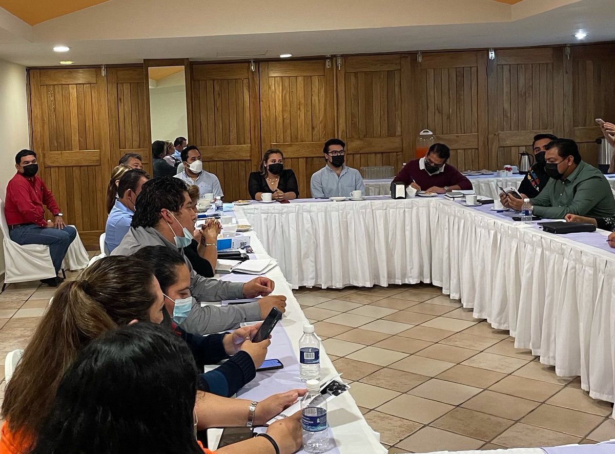 AmavTabasco's tweet photo. El día de hoy nuestra presidenta la Mtra. Karla Yolanda Campos González estuvo acompañada por los integrantes de las Agencias de viajes “Familia #AMAV”

La familia #AMAVFT Aportando y sumando a los proyectos que se realicen en nuestra querida ciudad de Villahermosa https://t.co/IhU6qW3oj1