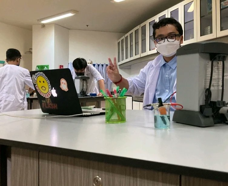 NAISManila's tweet photo. Our Year 10 students are back in the lab and using electricity to separate copper from copper sulfate. The process is called electrolysis and is used to extract many metals like aluminium, that we use in everyday life.

#NAISManila #secondaryschool #FacetoFaceClass https://t.co/4Ad5V9qdeN