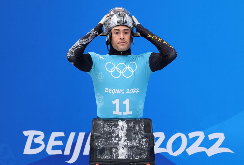 Christinedu666's tweet photo. Nathan Crumpton is the only competitor from American samoa. He was surprising everyone at the #WinterOlympics Opening Ceremony with bare look in freezing temperature(-23 degrees🥶!!
He competes in the men’s #skeleton, and competed in the 100m at the Tokyo 2020 Olympics!!😳 😳 https://t.co/GeqPagj2dw