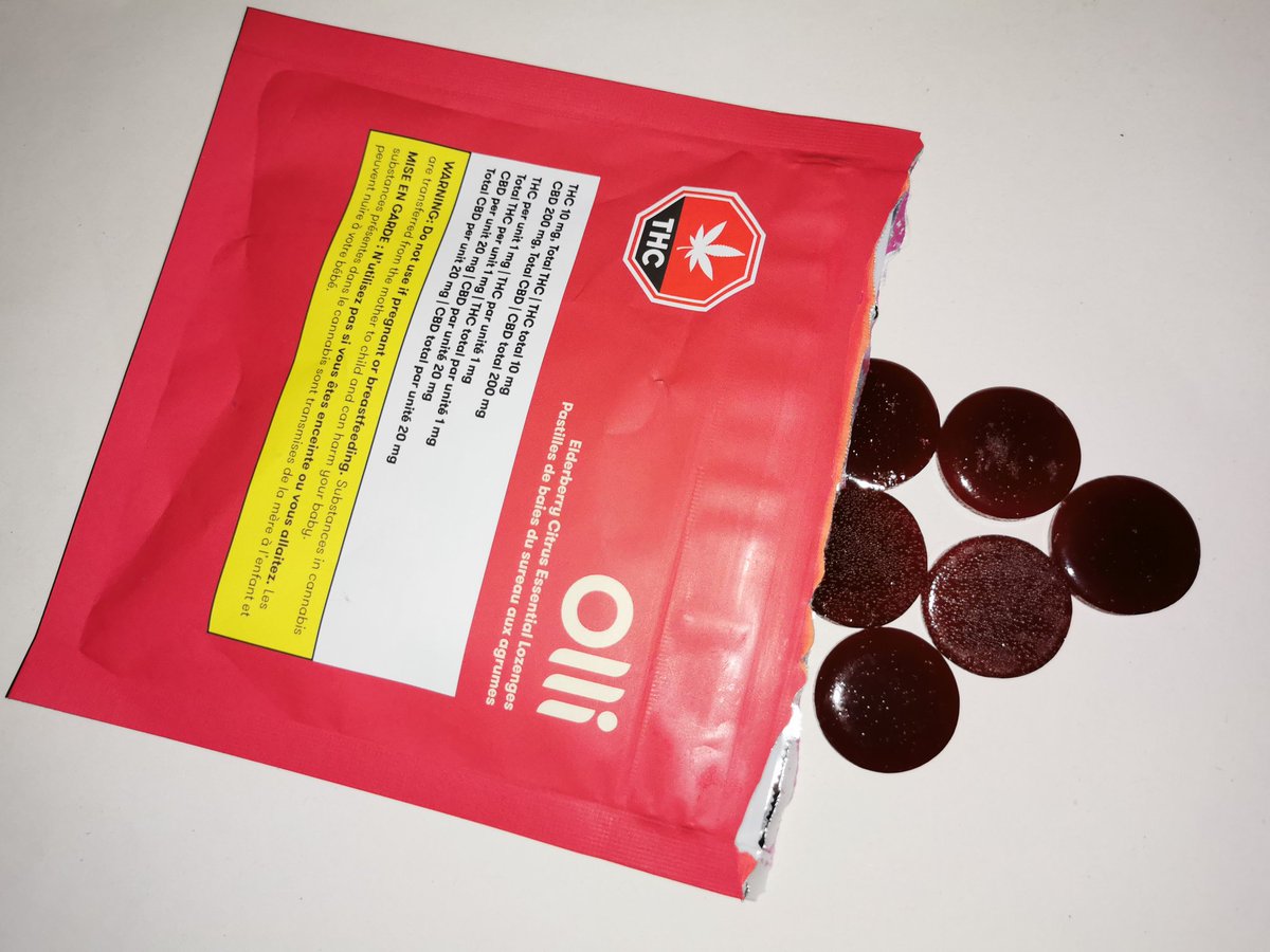 Wrapping my night up with Elderberry Citrus lozenges😋 20mg CBD per piece, sugar free and gluten free. Sweetened with Stevia the flavour reminds me of mixed berry fruit snacks with trace distillate taste. They dissolve fairly fast and the aftertaste is also minimal.