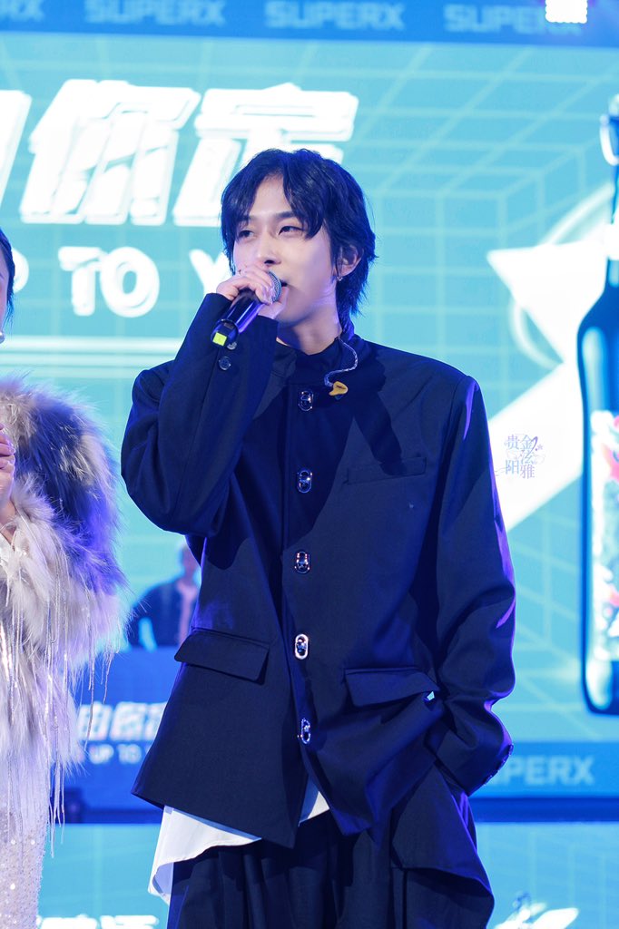 Hiroto_HyunA's tweet photo. 220210 贵阳Super X
你现在所有的观众都是天赐
#TroubleZ高天佐 #TrobleZ #高天佐 #FREEOUT https://t.co/L8dZCAUDE3