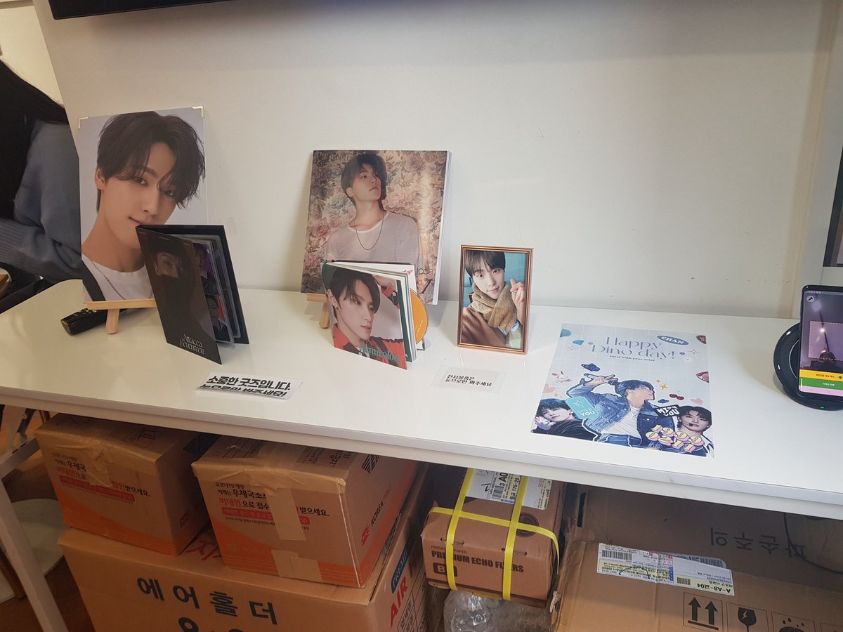 Jeon_Yeon_Ha's tweet photo. 계속 길 헤매다가 겨우 온 첫 카페.. (사실 커보팀 애들 덕분에 온 거지만..ㅋㅋ 잘 온 느낌..) 그래도 온 보람은 너무 커요!! 구성품도 너무 예쁘고 스티커도 있구 비록 선착 특전은 못 받았지만 일반 특전은 받아서 행복😊담주엔 우리 218즈 생일이니 또 와야직!!!
#넌_나의_히어로_찬아_생일_축하해 https://t.co/oc39RgZykA