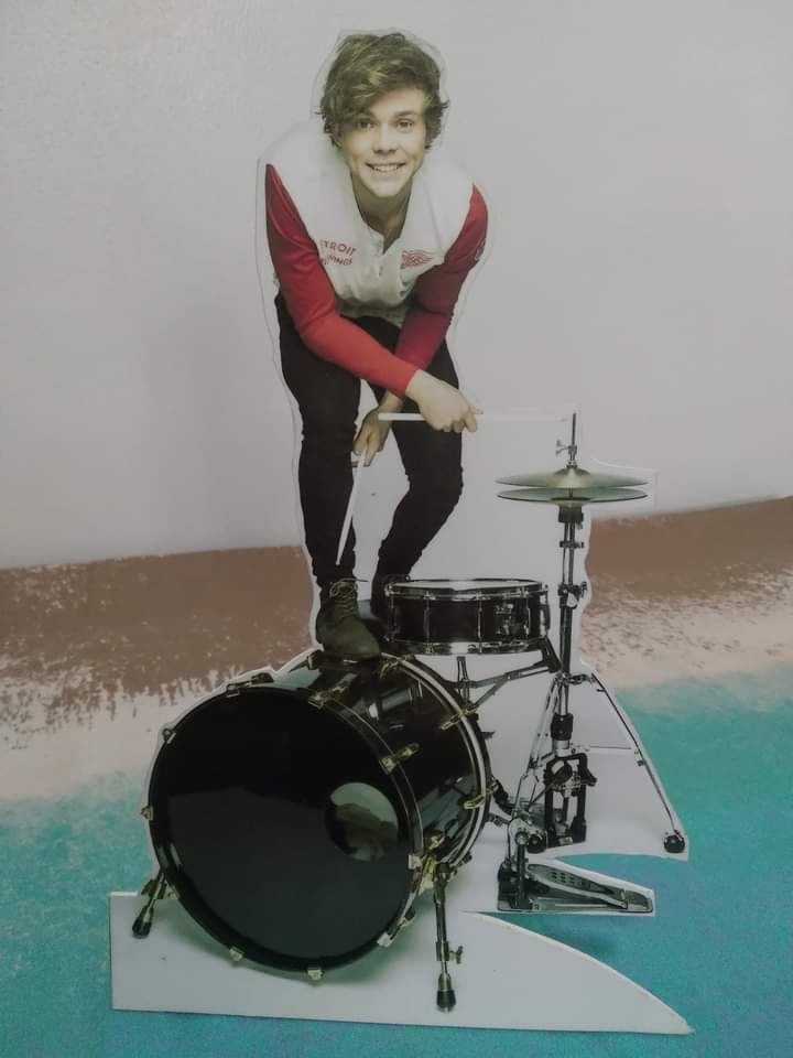 CBPrintedMerchs's tweet photo. Ashton mini standee for only php30!!! 2 pcs. left! https://t.co/bmJ1hWqUoi