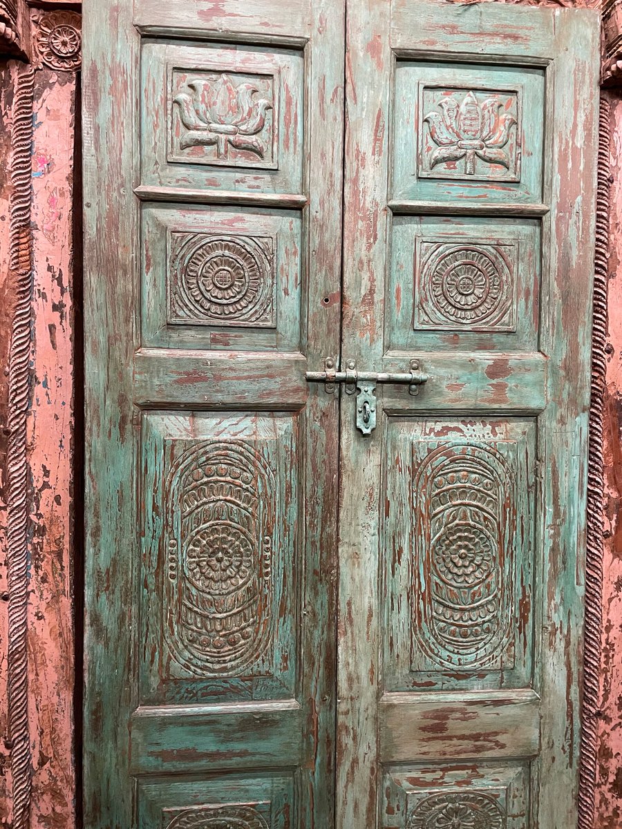 Vintage hand carved farmhouse doors and barn doors:
slideshare.net/EraChandok/vin…
#MogulInterior #VintageDoor #RusticDoor #HandCarvedDoor #furniture