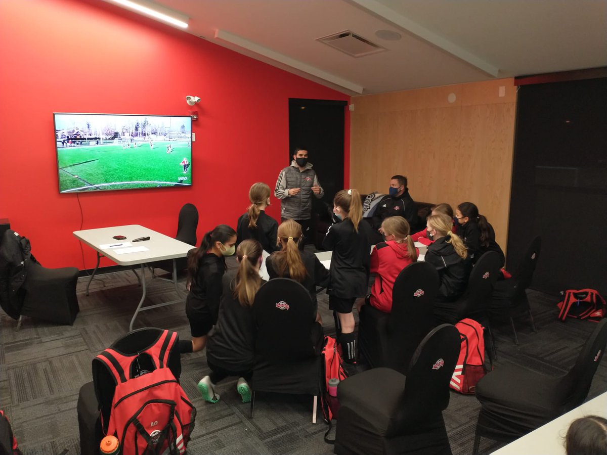 SurreyUnitedSC's tweet photo. Game analysis this evening, an important part of athletic development. #vicariouslearning #gameanalysis https://t.co/axHKTRdI6D