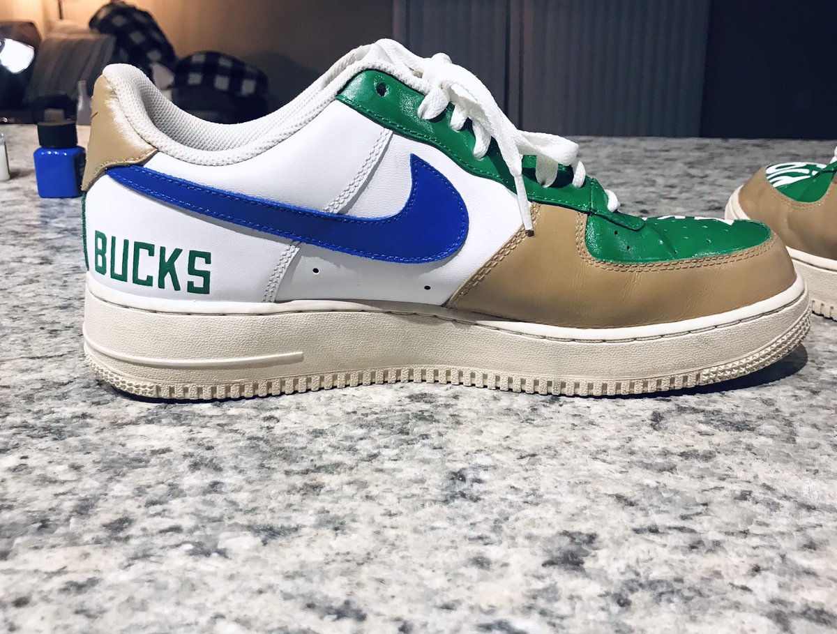 cappyy12's tweet photo. Took a VERY dirty pair of forces and gave them a little “go bucks” customization https://t.co/ceoJUio3hG