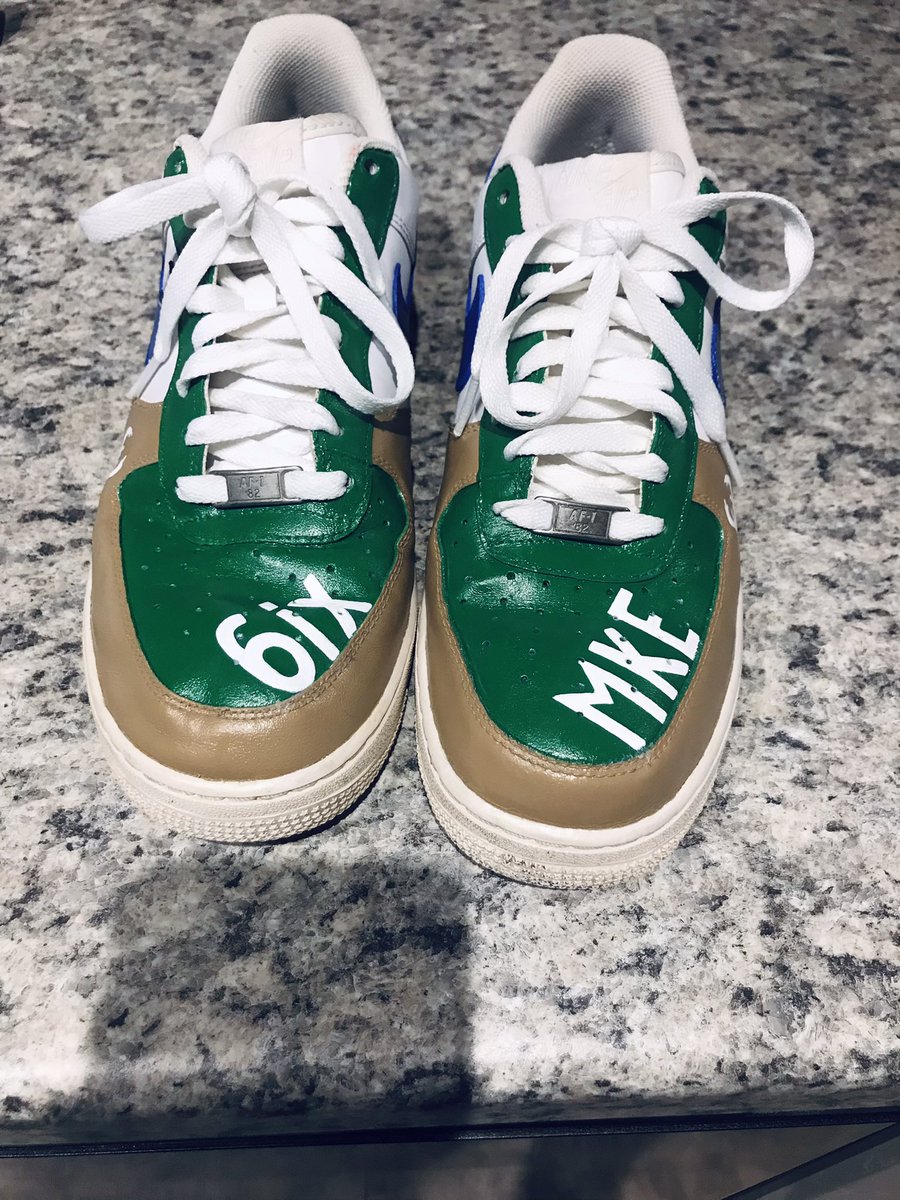 cappyy12's tweet photo. Took a VERY dirty pair of forces and gave them a little “go bucks” customization https://t.co/ceoJUio3hG