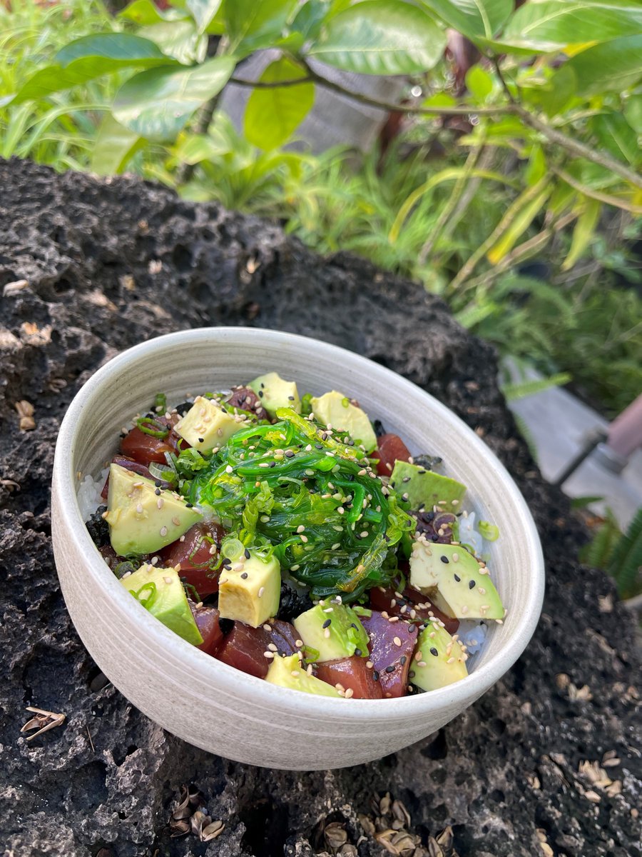 With dishes as lush and colorful as the Hawaiian landscape, @momosanwaikiki is a great addition to any Hawaiian vacation! Our rice bowls include the choice of tuna, salmon, or yellowtail accompanied by crispy garlic, chili oil, avocado, seaweed salad, poke sauce, and white rice.