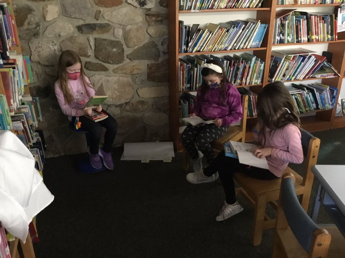 ElibraryPw's tweet photo. Caught reading ❤️📚☀️@PennWood1470 https://t.co/KjB6Pzqyix