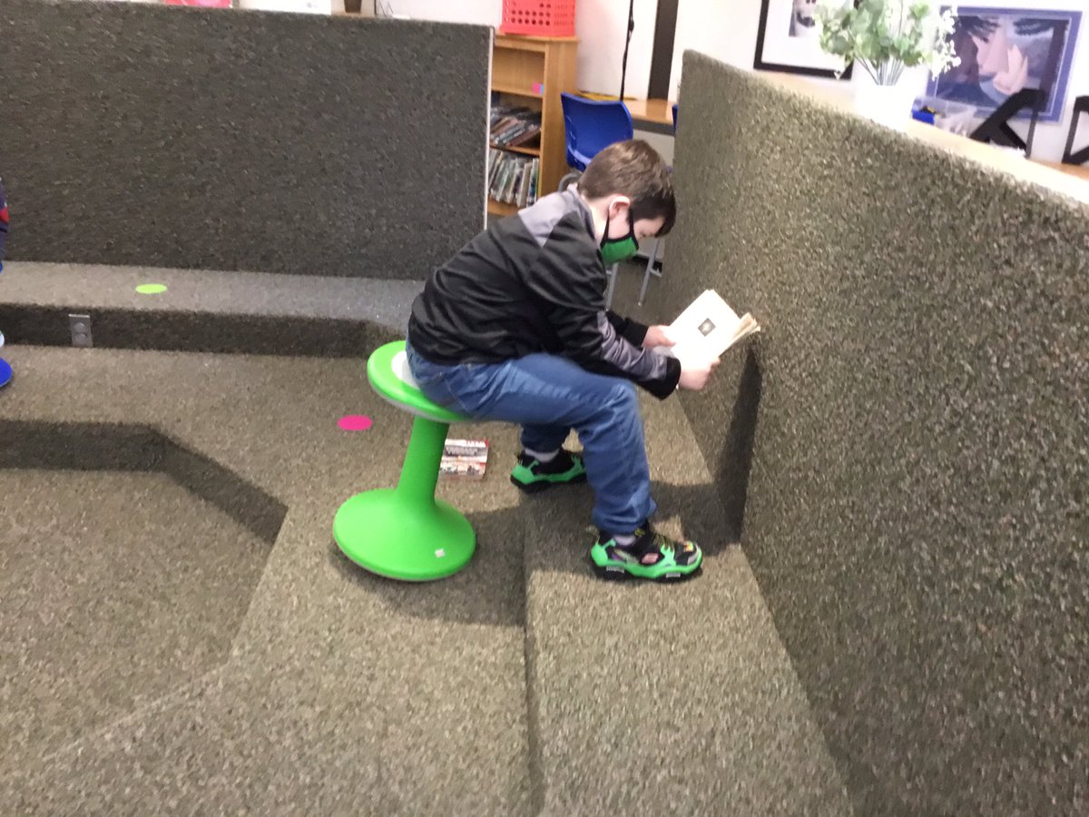 ElibraryPw's tweet photo. Caught reading ❤️📚☀️@PennWood1470 https://t.co/KjB6Pzqyix