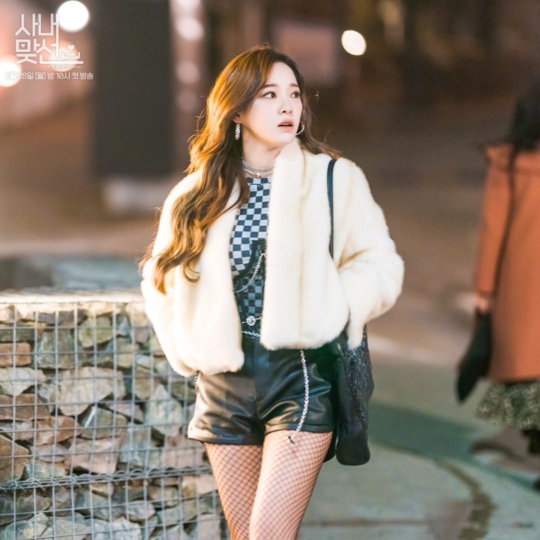 SBSNOW's tweet photo. 어디에서나 볼 법한 평범한 직장인의 모습에서🙉 
어디에서도 볼 수 없던 팜므파탈 맞선녀로 변한 하리!🙈

SBS 새 월화 드라마 <사내맞선>
☞ 2월 28일 [월] 밤 10시 첫 방송

#SBS새드라마 #SBS드라마 #사내맞선
#퇴사방지오피스로맨스 #businessproposal 
#안효섭 #김세정 #김민규 #설인아 https://t.co/gTLMmXFBGq