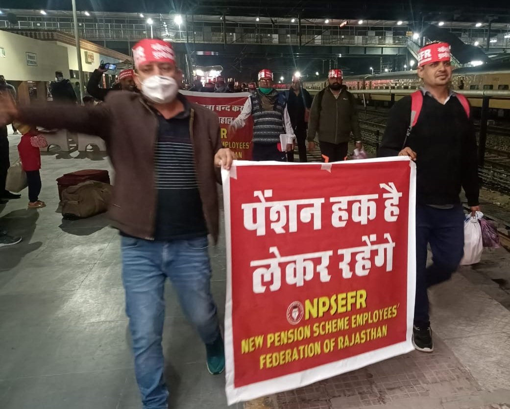 NPSEFR's tweet photo. #RestoreOldPension का प्रकरण:
विधानसभा पर विशाल धरना आज
प्रदेश के कोने-२ से शामिल होने आ रहे #NPS कार्मिक
पेंशन बहाली के लिए विभागीय संगठनों का मिल रहा पूरा समर्थन
#restoreRCSPensionRules1996 
@RajCMO @RajAssembly @RajGovOfficial @1stIndiaNews @zeerajasthan_ @RahulGandhi NPSEFR® https://t.co/yep1s6Bhcm