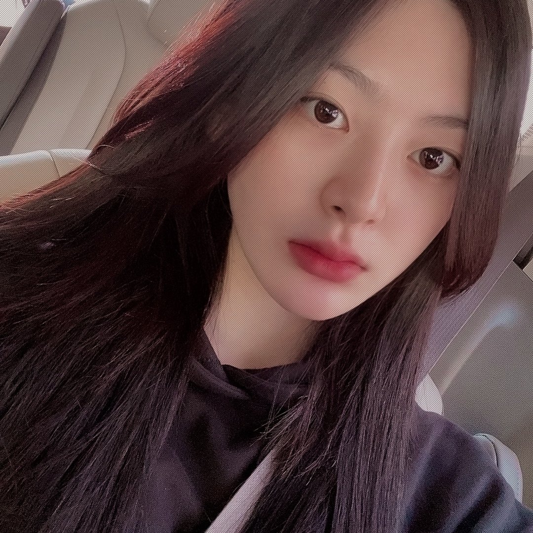 ⠀

              balenciaga, amaia mavelle.
              new  acc,  not  new  to  rp.
              like  and  rt  to  be mutuals.

⠀