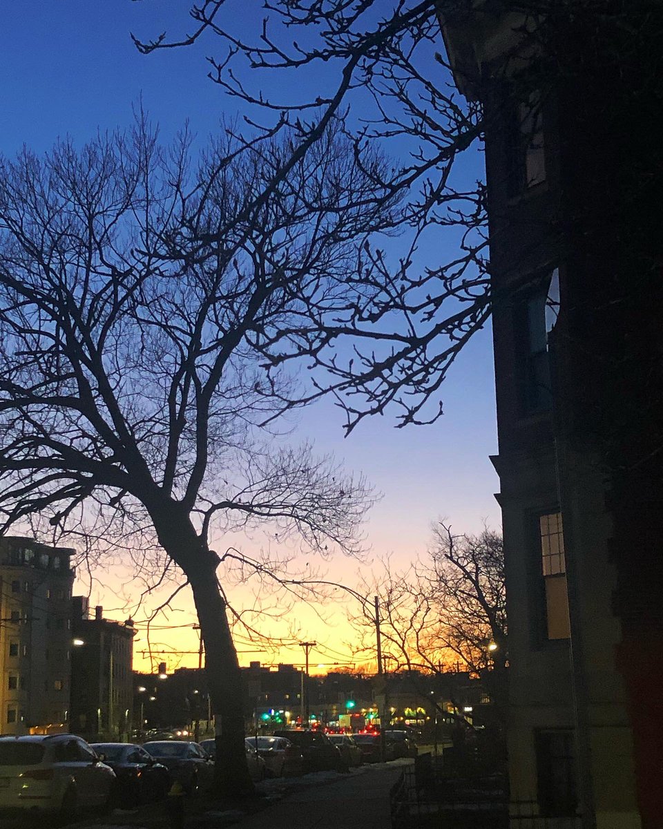 Emjay1028's tweet photo. I don’t know if a February thaw is a thing but today felt wonderful. Looking forward to finally getting a long run in this weekend without having to ice skate! ⛸☀️ (Once you’ve broken a jaw from a running fall, you’re skittish 4life!) #Boston #Allston #ViewFromEveningCommute https://t.co/tynWuIbpnt