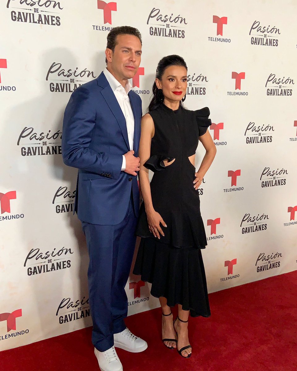 PasionGavilanes's tweet photo. Detrás de cámaras en la alfombra roja de la premiere de #PasionDeGavilanes en Miami #PDG2RedCarpet https://t.co/ERVxyWg2AP