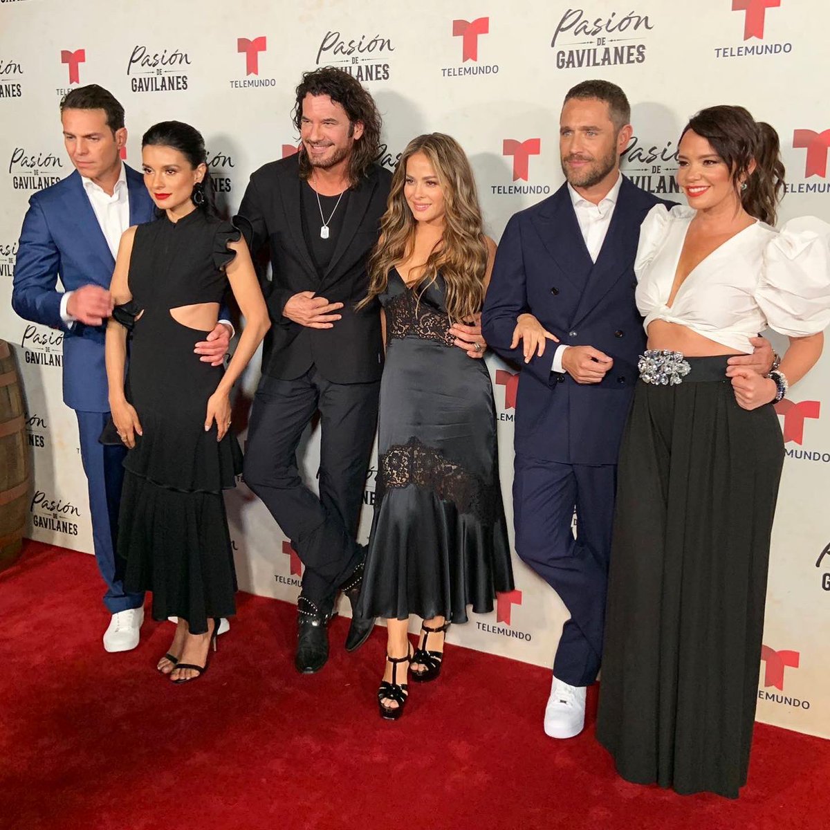 PasionGavilanes's tweet photo. Detrás de cámaras en la alfombra roja de la premiere de #PasionDeGavilanes en Miami #PDG2RedCarpet https://t.co/ERVxyWg2AP