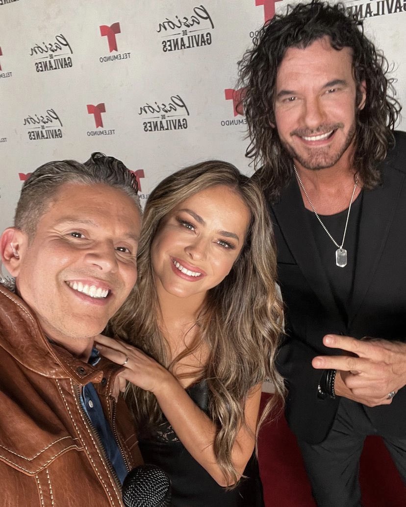 PasionGavilanes's tweet photo. Detrás de cámaras en la alfombra roja de la premiere de #PasionDeGavilanes en Miami #PDG2RedCarpet https://t.co/ERVxyWg2AP