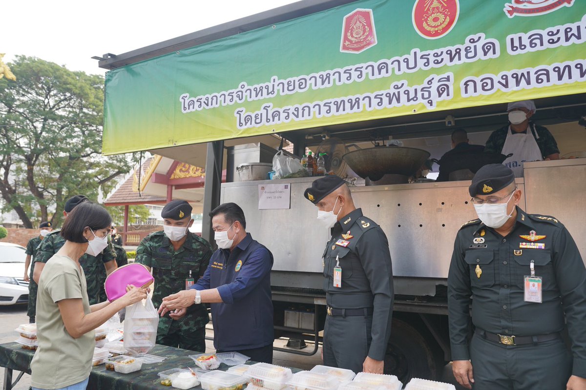 1st_Army_Area's tweet photo. #สินค้าราคาถูกเพื่อลดค่าครองชีพ
เมื่อวันที่ 10 ก.พ.65
ทภ.1 โดย พล.ร.9 จัดพื้นที่ขาย #สินค้าราคาถูก เพื่อลดค่าครองชีพ และบรรเทาความเดือดร้อนให้กับประชาชน  โดยมี #ผลผลิตทางการเกษตรของหน่วย นำมาจำหน่าย และมี #รถครัวสนาม แจกจ่ายอาหารราคาประหยัดให้กับประชาชน 
#กองทัพภาคที่1 https://t.co/AJDvOGrLdT
