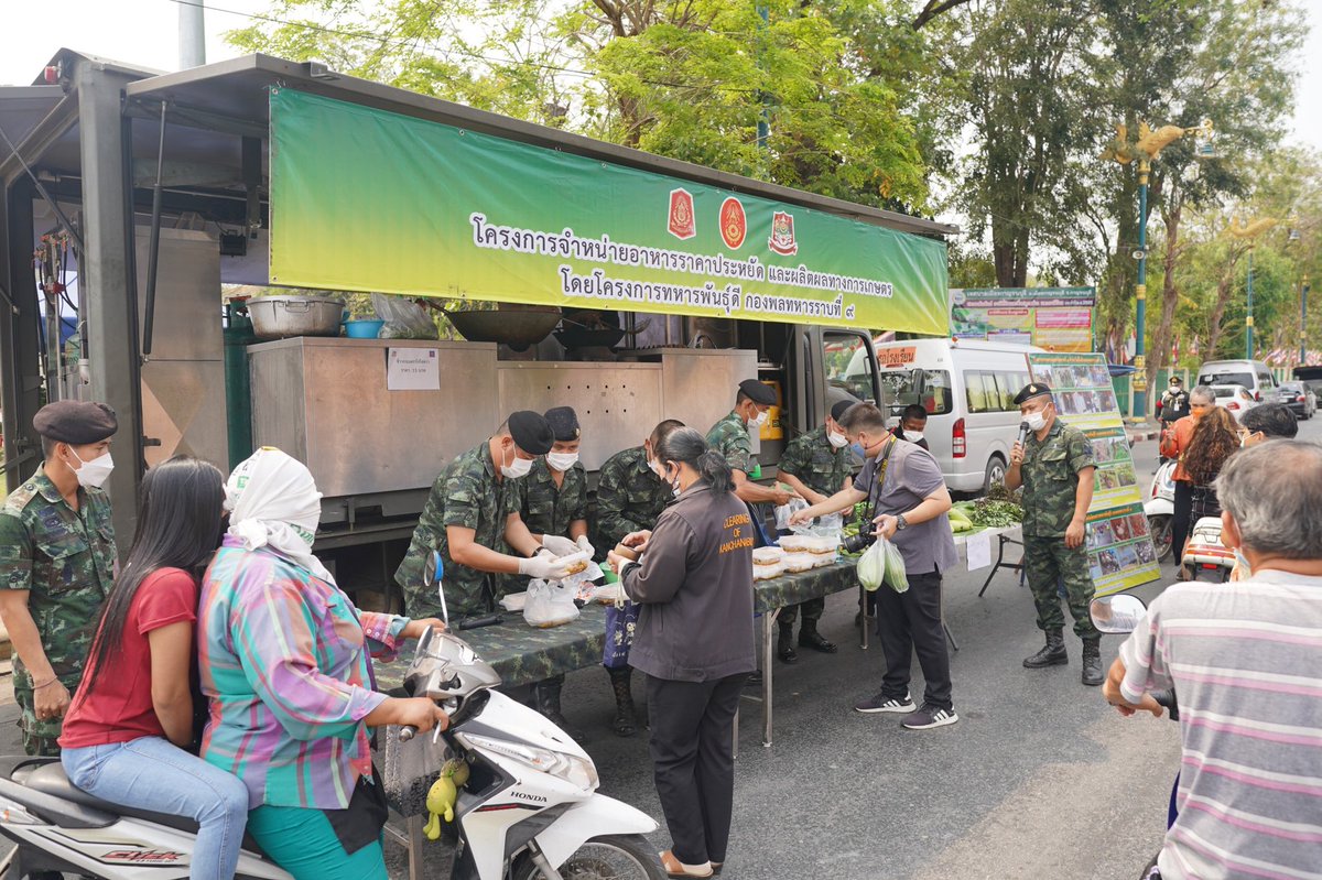 1st_Army_Area's tweet photo. #สินค้าราคาถูกเพื่อลดค่าครองชีพ
เมื่อวันที่ 10 ก.พ.65
ทภ.1 โดย พล.ร.9 จัดพื้นที่ขาย #สินค้าราคาถูก เพื่อลดค่าครองชีพ และบรรเทาความเดือดร้อนให้กับประชาชน  โดยมี #ผลผลิตทางการเกษตรของหน่วย นำมาจำหน่าย และมี #รถครัวสนาม แจกจ่ายอาหารราคาประหยัดให้กับประชาชน 
#กองทัพภาคที่1 https://t.co/AJDvOGrLdT