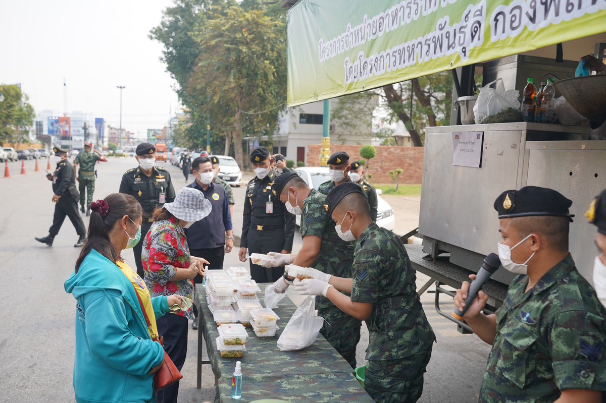 1st_Army_Area's tweet photo. #สินค้าราคาถูกเพื่อลดค่าครองชีพ
เมื่อวันที่ 10 ก.พ.65
ทภ.1 โดย พล.ร.9 จัดพื้นที่ขาย #สินค้าราคาถูก เพื่อลดค่าครองชีพ และบรรเทาความเดือดร้อนให้กับประชาชน  โดยมี #ผลผลิตทางการเกษตรของหน่วย นำมาจำหน่าย และมี #รถครัวสนาม แจกจ่ายอาหารราคาประหยัดให้กับประชาชน 
#กองทัพภาคที่1 https://t.co/AJDvOGrLdT