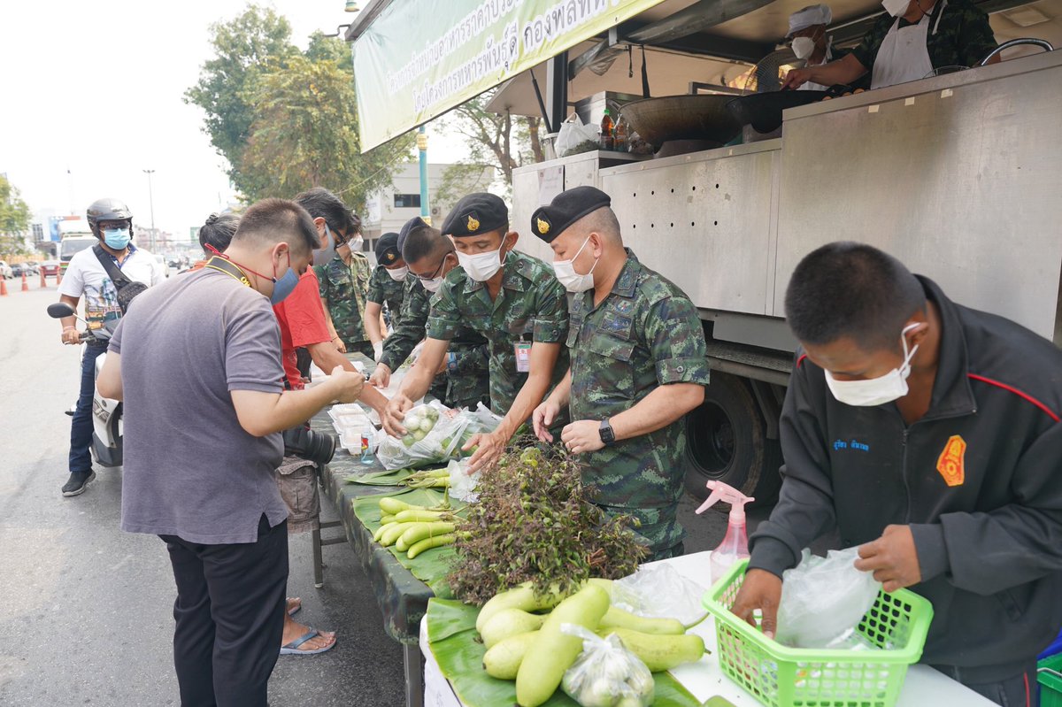 1st_Army_Area's tweet photo. #สินค้าราคาถูกเพื่อลดค่าครองชีพ
เมื่อวันที่ 10 ก.พ.65
ทภ.1 โดย พล.ร.9 จัดพื้นที่ขาย #สินค้าราคาถูก เพื่อลดค่าครองชีพ และบรรเทาความเดือดร้อนให้กับประชาชน  โดยมี #ผลผลิตทางการเกษตรของหน่วย นำมาจำหน่าย และมี #รถครัวสนาม แจกจ่ายอาหารราคาประหยัดให้กับประชาชน 
#กองทัพภาคที่1 https://t.co/AJDvOGrLdT