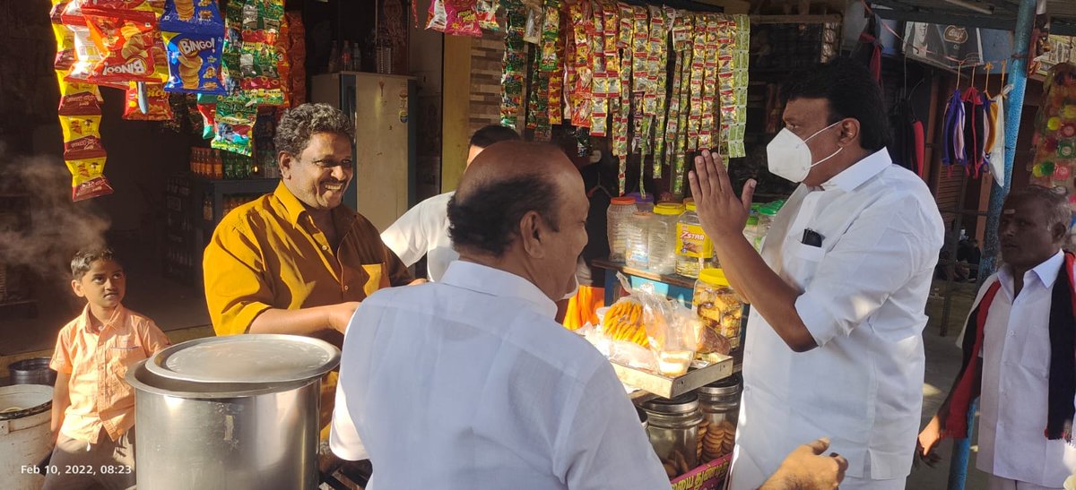 srinivasansha13's tweet photo. காவேரிப்பட்டணம் பேரூராட்சி 4வது வார்டு கழக வெற்றி வேட்பாளர் திருமதி.தராகேஸ்வரி ஶ்ரீதர் அவர்களுக்கு  ஆதரவு கேட்டும், கழக அரசின் நலத்திட்டங்களை பட்டியலிட்டு  வீடு, வீடாக சென்று வாக்கு சேகரித்தேன். @mkstalin  @Udhaystalin @R_Gandhi_MLA @KN_NEHRU @MRKPanneer @TSengutuvan @arivalayam https://t.co/9bJZmLachq