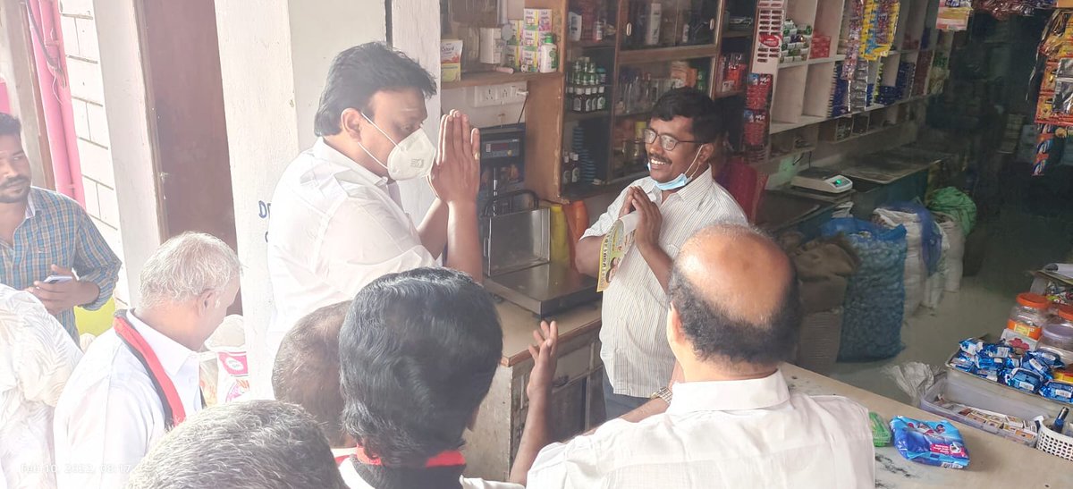 srinivasansha13's tweet photo. காவேரிப்பட்டணம் பேரூராட்சி 4வது வார்டு கழக வெற்றி வேட்பாளர் திருமதி.தராகேஸ்வரி ஶ்ரீதர் அவர்களுக்கு  ஆதரவு கேட்டும், கழக அரசின் நலத்திட்டங்களை பட்டியலிட்டு  வீடு, வீடாக சென்று வாக்கு சேகரித்தேன். @mkstalin  @Udhaystalin @R_Gandhi_MLA @KN_NEHRU @MRKPanneer @TSengutuvan @arivalayam https://t.co/9bJZmLachq