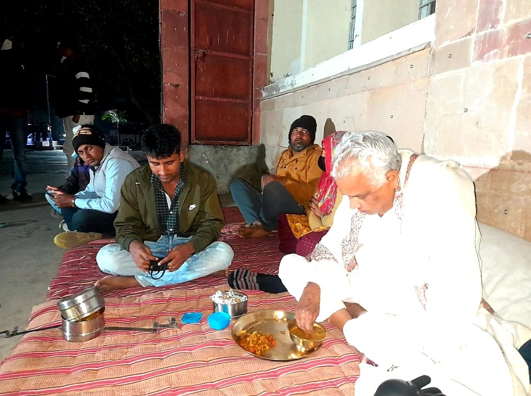 Mahesh_SharmaDB's tweet photo. न तो अभी कोई चुनाव है और ना ही ये @DrKirodilalBJP की कांस्टेंसी। बल्कि यह एक सनक है जो उन्हें चैन से बैठने ही नहीं देती। हारे का सहारा! विपक्ष के ज्यादातर बड़े नेता हद मार के कोरी 'ट्वीट-लीला' करते हैं, वहां #करोड़ों_के_लाल' कई रातें और कलेवा-ब्याळू भी सड़कों पर। 
शुकर है कोई है https://t.co/sUNpnEjTu4