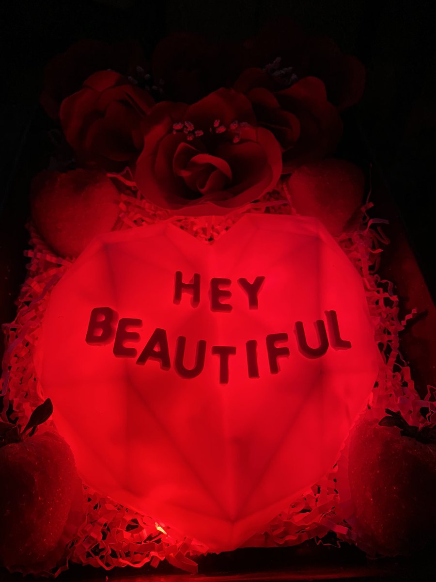 Loriana_Rose's tweet photo. These Glow Smashable Chocolate Hearts π€©π#placeyourOrders! #youaintnevaseethis #ValentinesDay #chocolate #strawberries #roses https://t.co/VO3tWAC0Ps