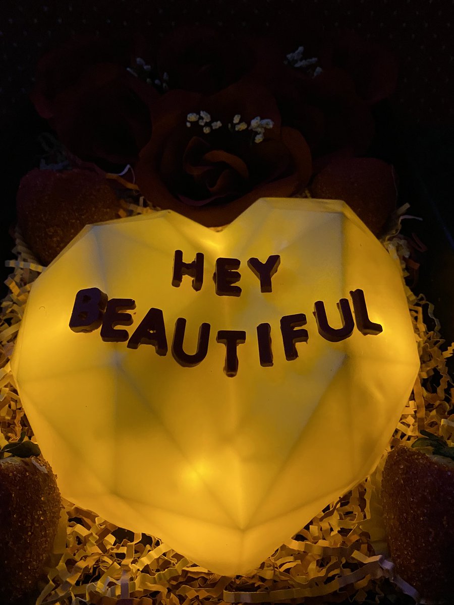Loriana_Rose's tweet photo. These Glow Smashable Chocolate Hearts π€©π#placeyourOrders! #youaintnevaseethis #ValentinesDay #chocolate #strawberries #roses https://t.co/VO3tWAC0Ps