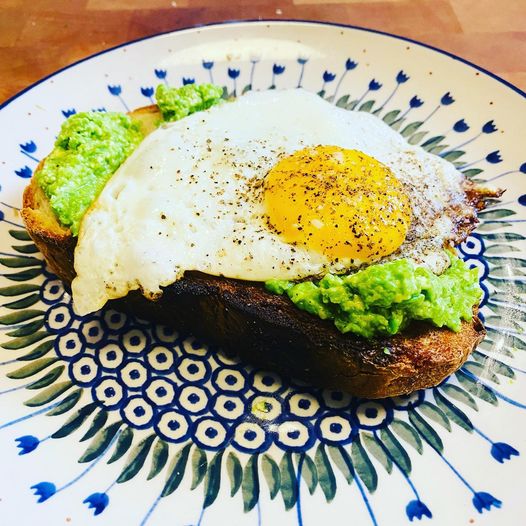 ochottawa's tweet photo. There are still 2 days remaining in the #24DollarChallenge - but we think we can declare Annie and Allan the Champions Of Food Photography for 2022.
This is an egg, on toast, with mashed peas. And it looks fantastic! #OCH24
https://t.co/NkhCTElxLE https://t.co/TrVX1ex0ZE