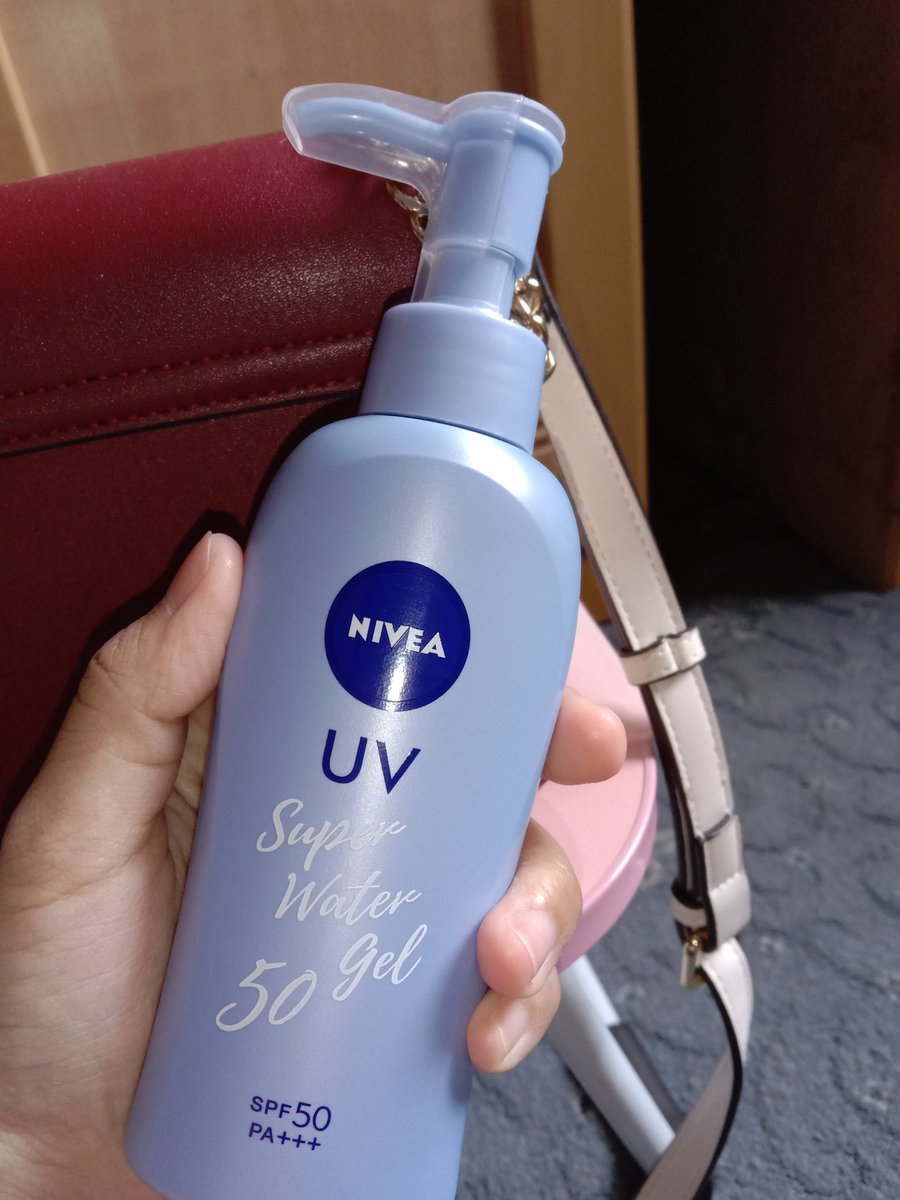 bydayan_'s tweet photo. My new fav sunscreen! 💗

I suka gila texture dia sebab dia gel and cepat ja absorb into our skin, skin macam tak pakai sunscreen HAHA so nak reapply sunscreen pun jadi rajin 😂 

🌟 it spreads like water and feels lightweight on the skin also non-sticky! https://t.co/hj662Jp8m2