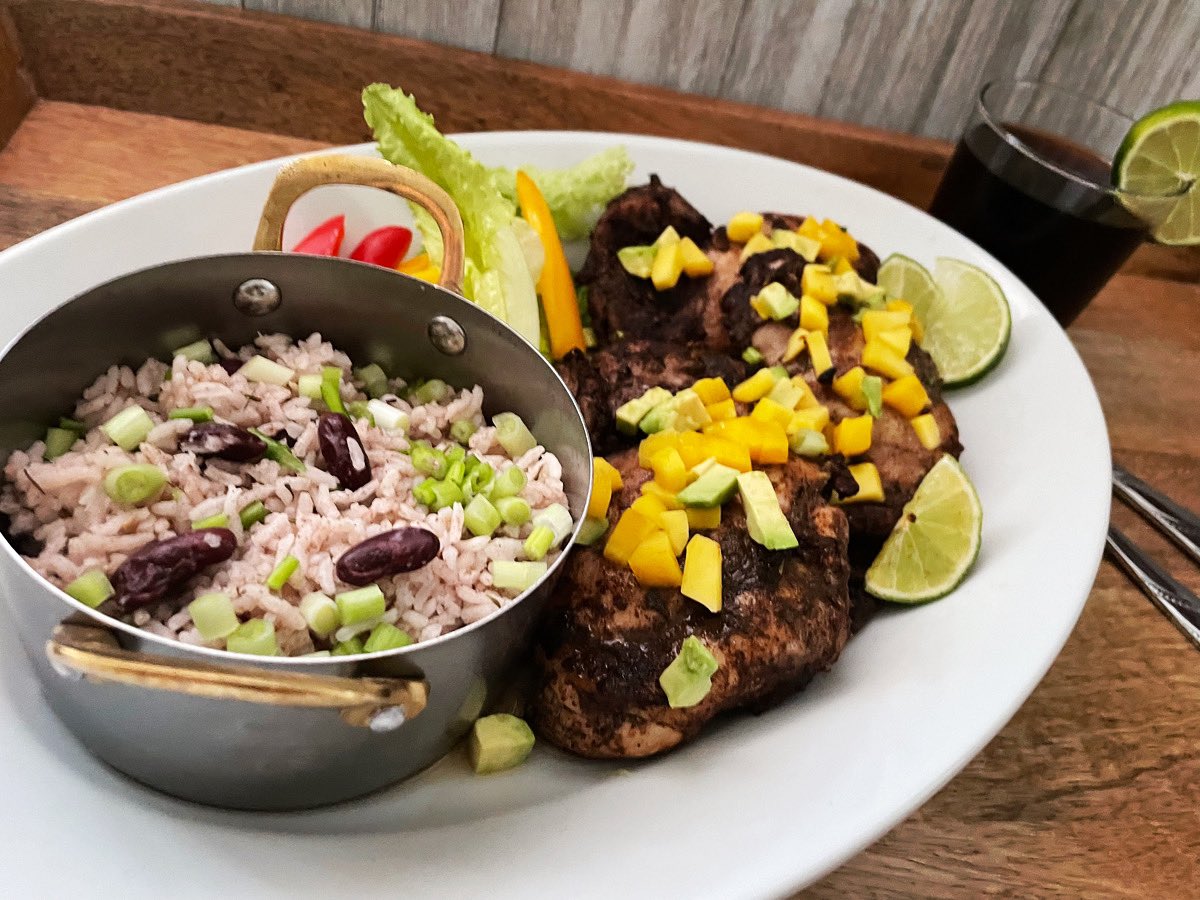 sunToTsuki's tweet photo. Jamaican Rice and peas and jerk chicken.
I often cook these! Rice and peas has great great coconut milk flavor. Jerk chicken is spicy and juicy. Thanks to my friend who taught me how!
#food #foodies #jamaicanfood #jerkchicken #foodoftheworld #homecooking https://t.co/RbKXzqLqY5