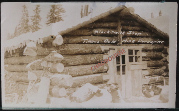 ChadbourneAntiq's tweet photo. 1911 winter photo postcard of the log-cabin used by the blacksmith in the famous Timmins/Porcupine Gold camp. #History #Canada #Ontario #photo #blackandwhitephotography #mining #Timmins #gold #blacksmith #logcabin https://t.co/bVQbRQ7uAK