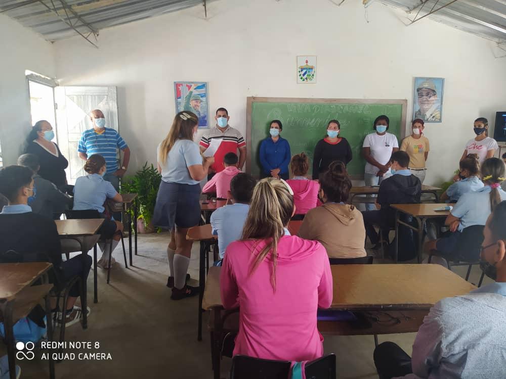 ValdesYuleibys's tweet photo. Se celebró en el IPU Pedro García Veloz en San Luis Pinar del Río asamblea de ejemplares de los estudiantes con la presencia del primer secretario del PCC provincial y miembros del buró municipal  @elsa_ena  @YadiraA87410523 @DireccinProvi12 @EvelioHerreraP1 @CurbeloNiurka https://t.co/Mn5QArwD0W