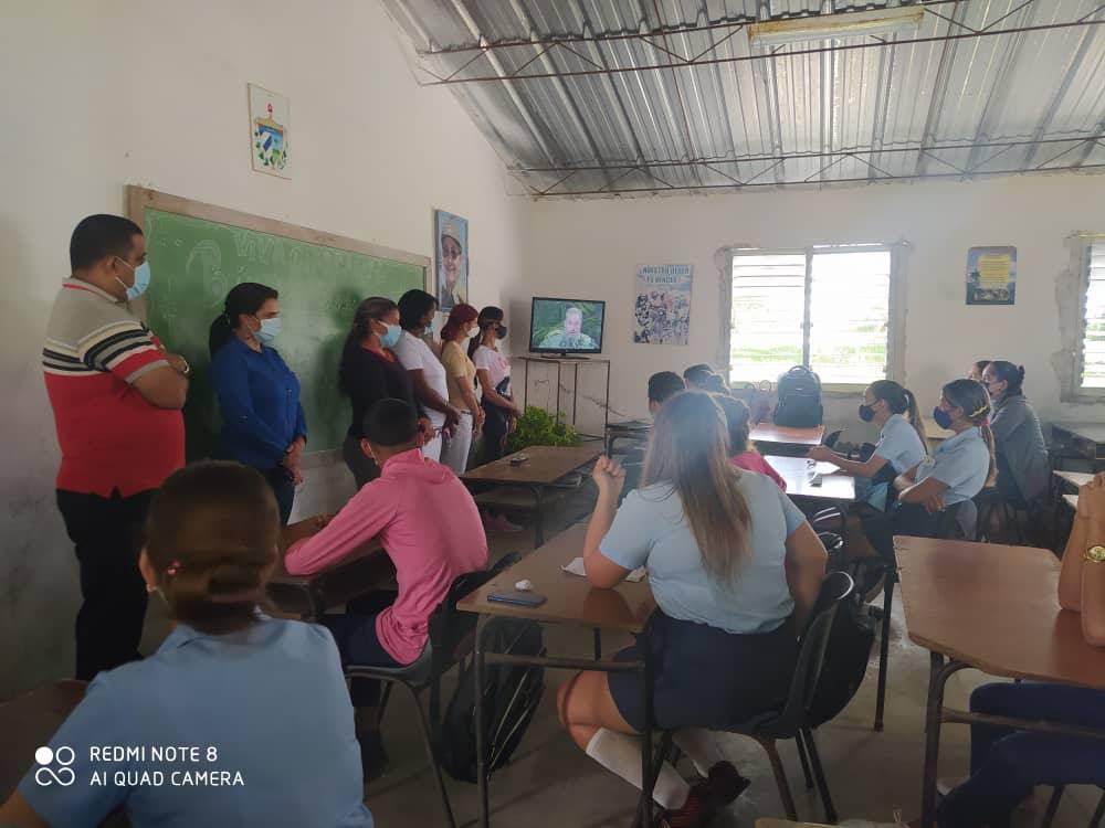 ValdesYuleibys's tweet photo. Se celebró en el IPU Pedro García Veloz en San Luis Pinar del Río asamblea de ejemplares de los estudiantes con la presencia del primer secretario del PCC provincial y miembros del buró municipal  @elsa_ena  @YadiraA87410523 @DireccinProvi12 @EvelioHerreraP1 @CurbeloNiurka https://t.co/Mn5QArwD0W