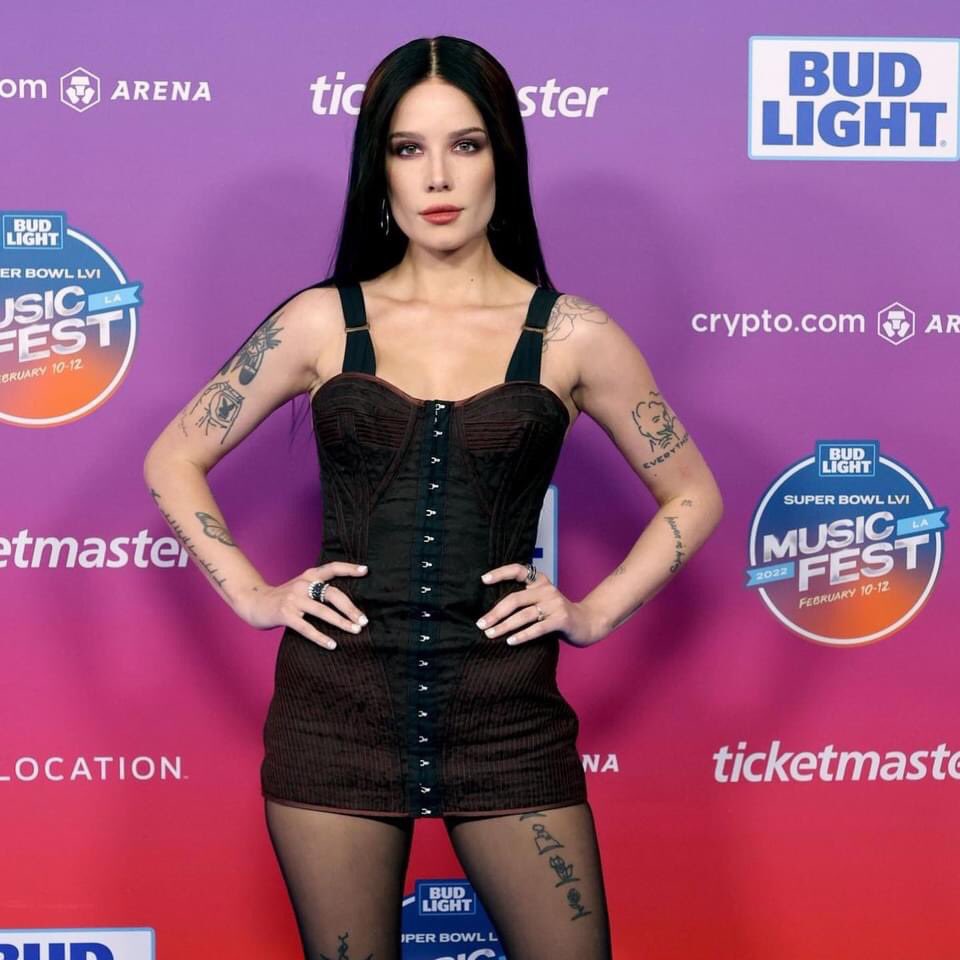 halseyymx's tweet photo. Halsey en la alfombra del 2022 Bud Light Super Bowl Music Fest 💜 https://t.co/xntPaftmNm