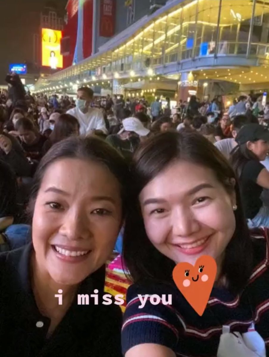 kkpws_'s tweet photo. เสวฟี่ฟีลแฟนประมาณว่าโลกใบนี้มีเพียงสองเรา เธอกับฉันเคียงคู่กันตลอดไป แบบนี้เรยยย<3 https://t.co/IWsiTSYBSB