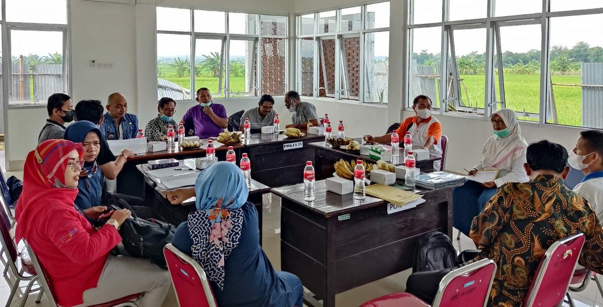 Kec_Bodeh's tweet photo. Pembahasan Rencana Pengembangan Kawasan Perdesaan (PKP) Gedange , dukungan untuk Pengembangan di @jatiroyom @PJatingarang @PemdesPasir @DesaLongkeyang @parunggalih 
Cc. @dinpermasdespml @DISPERMADES_JTG @desakupemalang @PemkabPemalang @puspindes @kemendespdtt @tppikecbodeh https://t.co/dM7EclEKId
