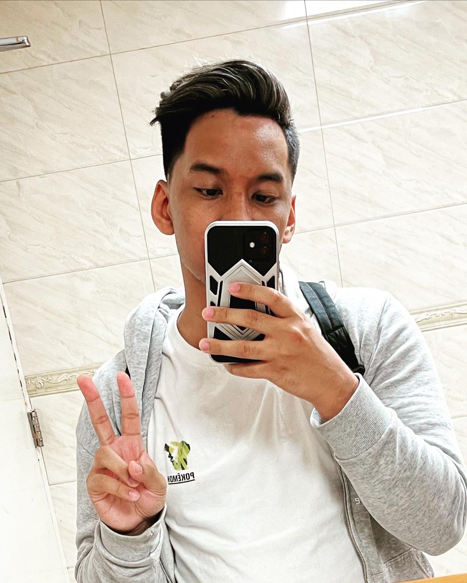 drewuntitled's tweet photo. New act got me Hardstuck silver 3 so I made my hair silver to remind me how trash I am. 💇 LOL #silverhighlights #silverhairdontcare https://t.co/F539XLVS7X