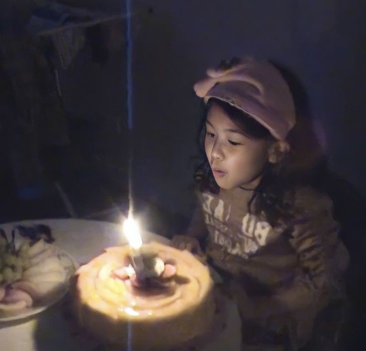 Sau này rút kinh nghiệm...Mỗi lần muốn ảnh baby Roseanne thì nhắn tin hỏi Alice Park 🌝

HAPPY HALF FIFTY ROSÉ
#OurRockstarROSÉDay
#봄의시작_채영아_생일축하해 블랙핑크 로제  <a href="/BLACKPINK/">BLACKPINKOFFICIAL</a>