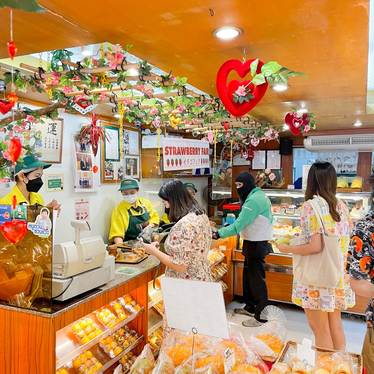EatguideTh's tweet photo. เบเกอร์รี่ร้านดังสไตล์ญี่ปุ่นย่านสุขุมวิท “Custard Nakamura” 
บอกเลยว่าเบเกอร์รี่ร้านนี้คือที่สุดแล้ว หอมหวานละมุมอร่อยทุกอย่าง
อีกอย่างคือคนเข้าต่อคิวยาวมาก ใครผ่านไปอย่าลืมไปซื้อน้าา 
📍: Custard Nakamura ซอยสุขุมวิท 33/1 #eatguide
@aroii #อร่อยไปแดก https://t.co/zwq352SqxJ