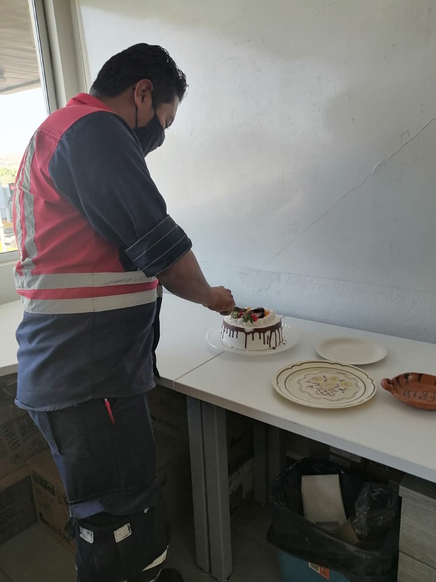 Geraskennedy's tweet photo. Un día estás trabajando normal y en menos de 1 hora te empiezan a felicitar XD XD XD 

Gracias de Corazón.
#cumpleaños #inesperado https://t.co/GjqhjusnxF