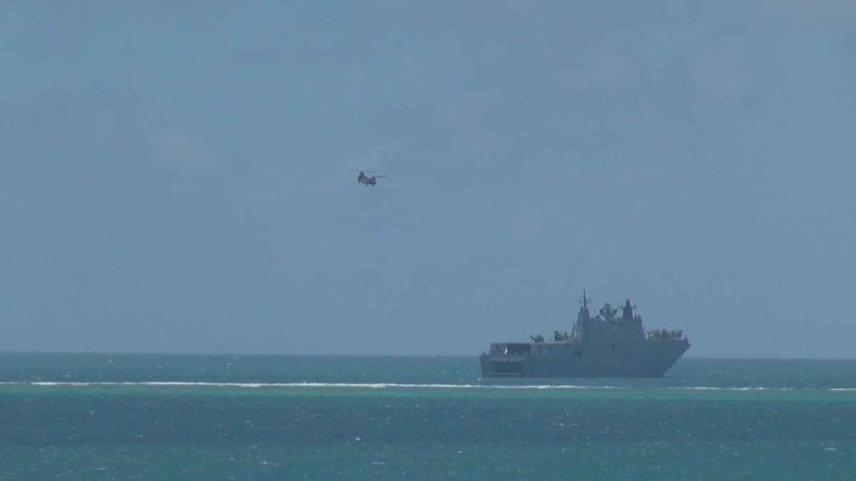 写真は、輸送艦「おおすみ」から発艦したCH-47ヘリコプターが、トンガへの支援活動のため近傍に投錨している豪海軍艦艇「アデレード」の周辺を飛行している様子です。#トンガ友人支援 #OpTongaAssist #HMASAdelaide