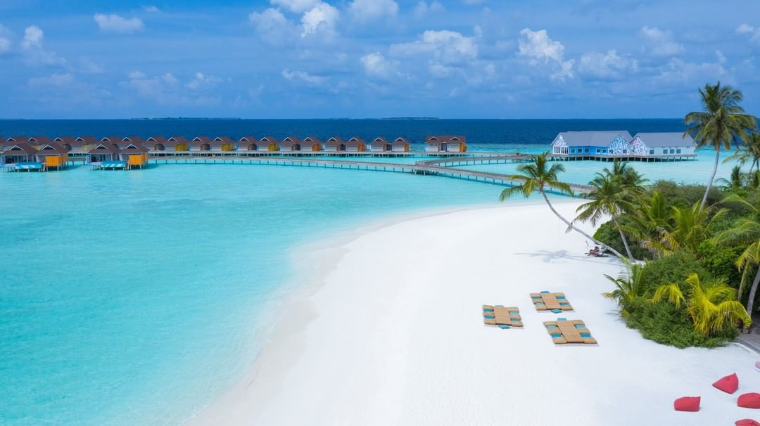 Мальдивы в мае отзывы. Мальдивы остров Huruvalhi. The Standard Huruvalhi Maldives 5. Мале Мальдивы пляжи. Эмеральд Мальдивы.