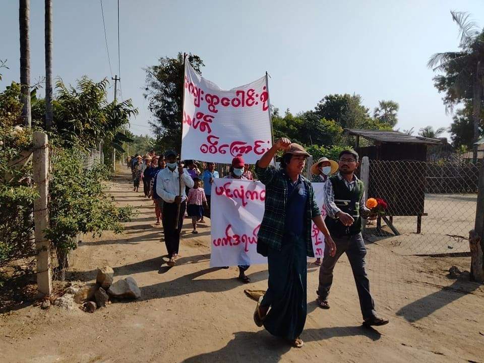 Anti-coup revolutionary coalition strike in the villages from Sagaing's Yinmabin Dist as a daily basis. 🪧  #2022Feb11Coup #Telenor_StopTheSale #Telenor_EndWithCriminalJunta #WhatsHappeningInMyanmar