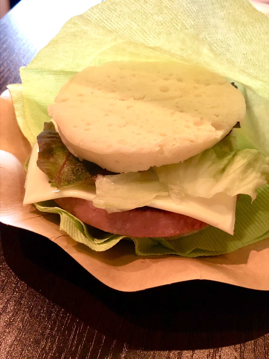fantasy_market's tweet photo. #プロセニアム さんはごはんも美味しいのです。

こちらはイギリスの家庭でよく食べられるクランペットというパンを使ったハムチーズサンド。

ハムが…分厚い…です…

#幻想マーケット https://t.co/xXeYwftxmR