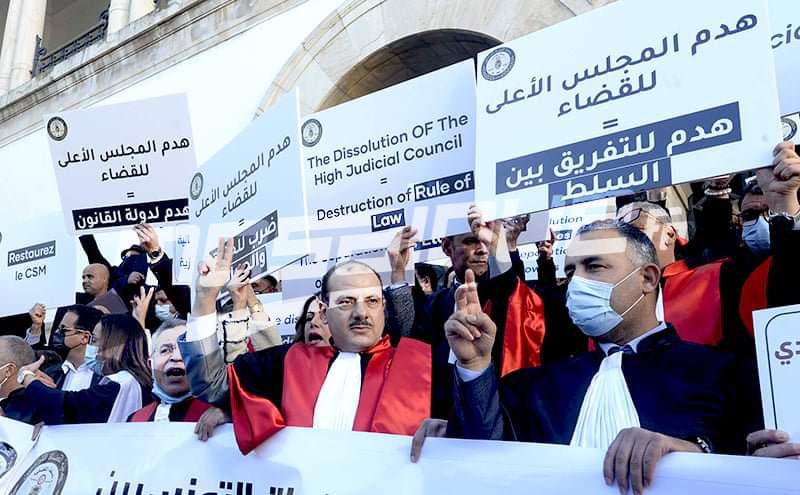 Mouvement de protestation des Magistrats Tunisiens contre la dissolution par le PR  du Conseil Supérieur de la Magistrature.
Le Synamag exprime son indignation face à cette atteinte faite au principe de la séparation des pouvoirs et à cl8 de l’indépendance du pvr judiciaire