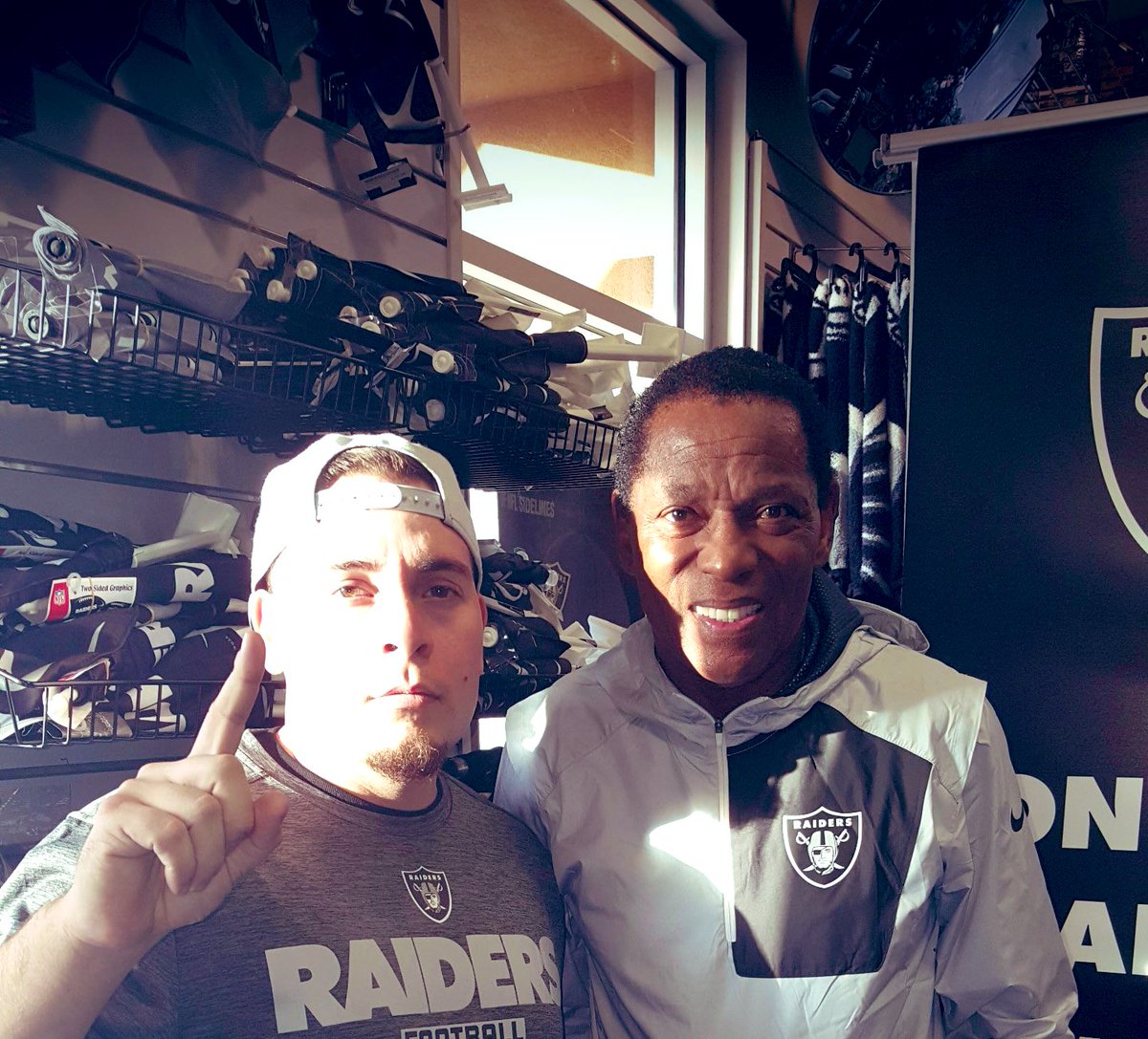 Juarez_32's tweet photo. Throwback of Me and Cliff Branch
#HOF2022 #CliffBranch #Riplegend #ripcliffbranch #Raiders https://t.co/CCCDe9IPGU