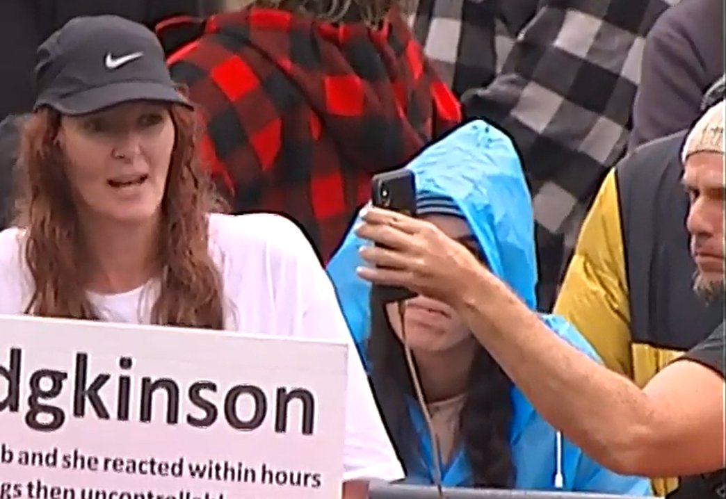 MOARFreeDumb's tweet image. bro you know (a) your phone has cameras on the back, (b) they're way better than the front one, and (c) you could actually see how badly you're framing the subject ... #clownvoy #dumbkirk #protesttips